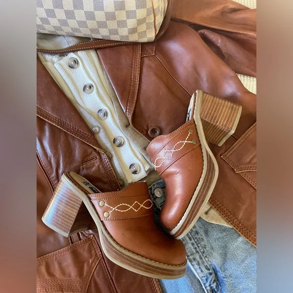 FRYE | Dusty Platform Clogs - Picture 1 of 8